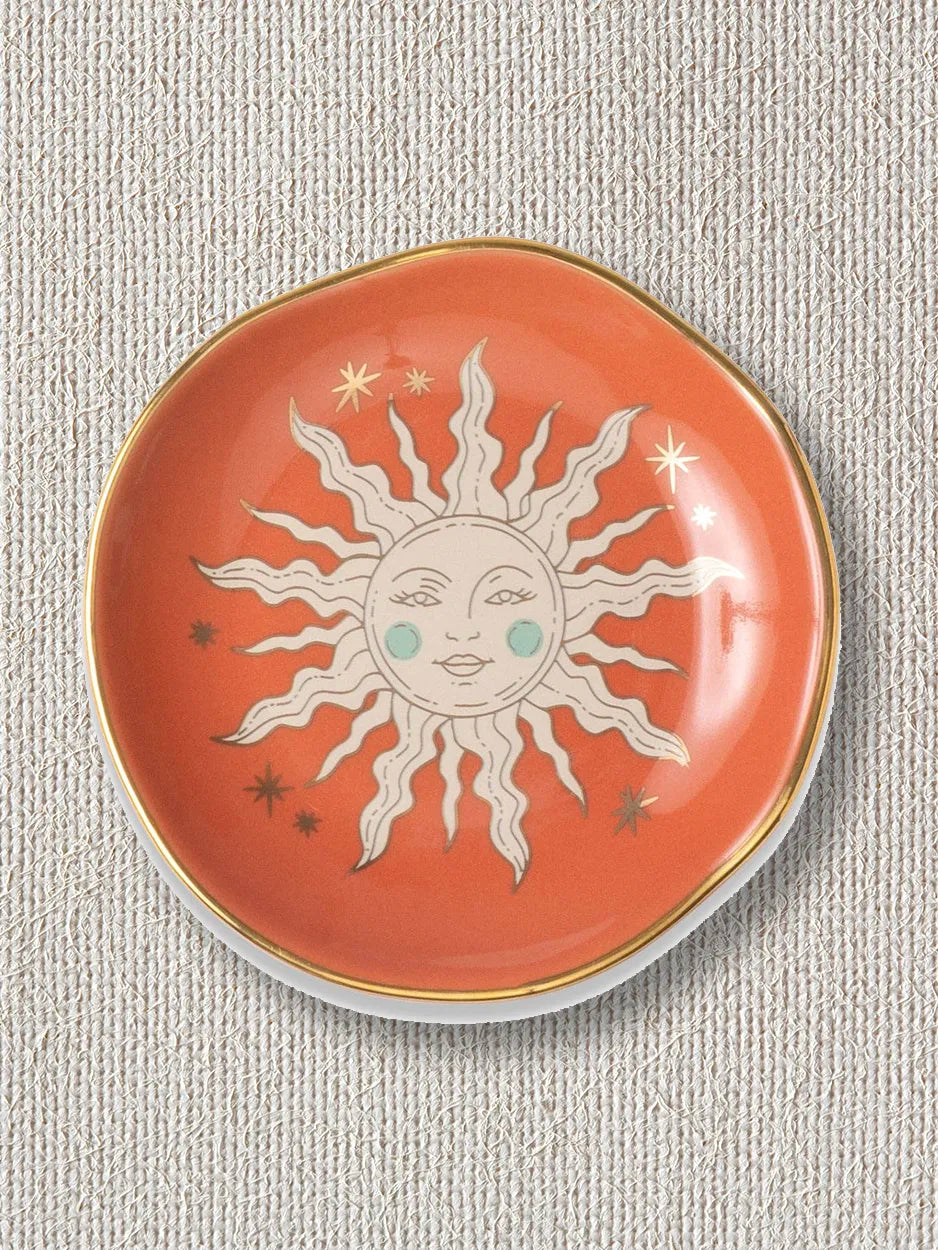 This ceramic trinket tray features a lovely sun illustration. It's perfect for holding jewellery, keys, or small keepsakes.
